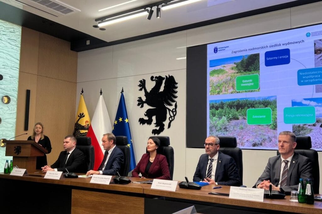 Uniwersytet Gdański liderem projektu Life for Dunes PL&nbsp;- zdjęcie przedstawiające władze uniwersytetu na&nbsp;sesji